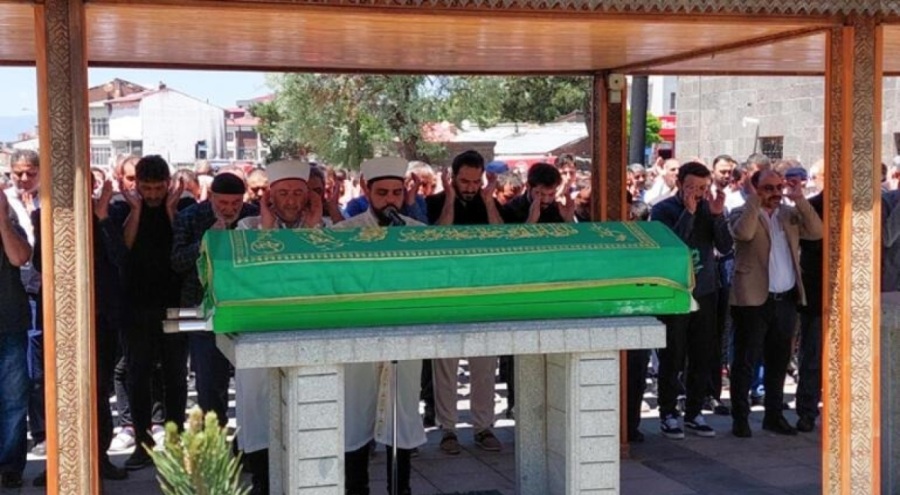 Babasının kullandığı forkliftin altında kalan çocuk son yolculuğuna uğurlandı