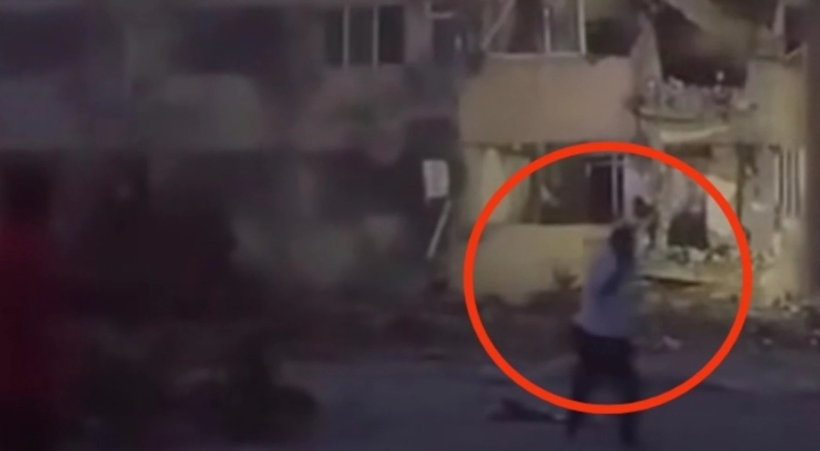 Ağır hasarlı binayı taş atarak yıktı