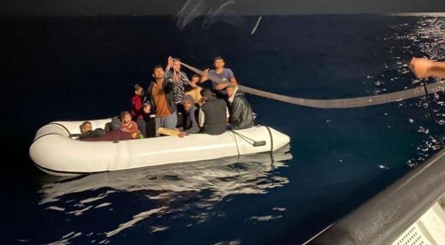 Yunanistan'dan geri itilen 16 göçmen kurtarıldı