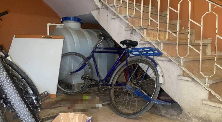 5'inci kattan merdiven boşluğuna düşen bebek yaralandı