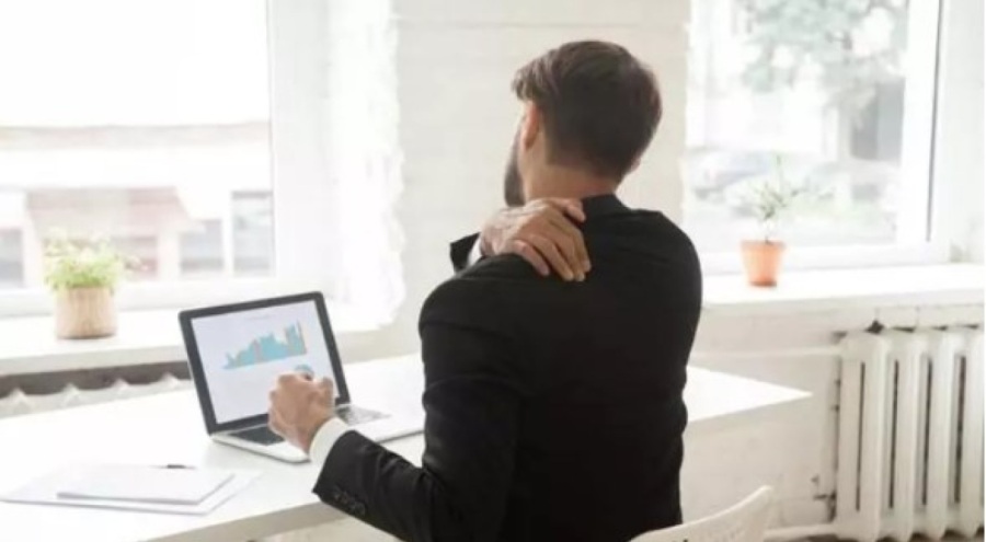 Bilgisayar karşısında dik oturun