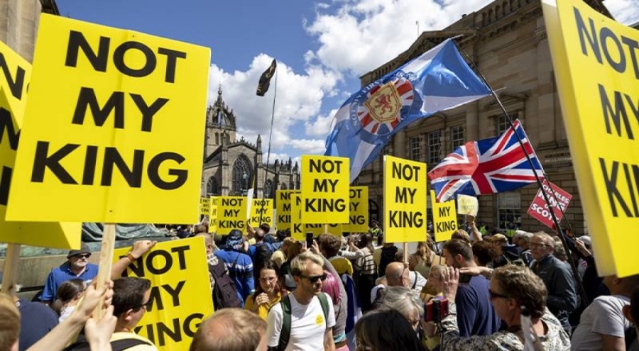 Kral Charles'a İskoçya'da protesto