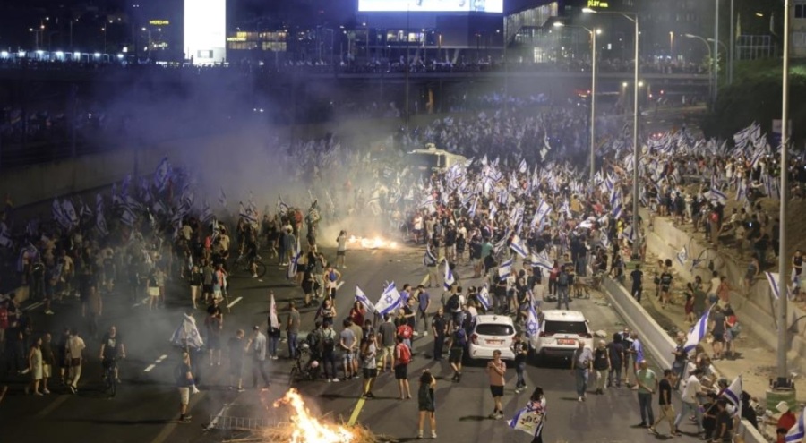 İsrail'de bir sürücü protestocuların arasına daldı: 1 yaralı