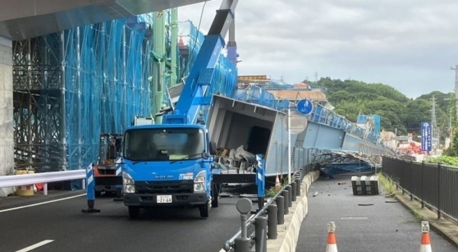 Japonya'da 9 metre yükseklikten  140 tonluk çelik levha aşağı düştü