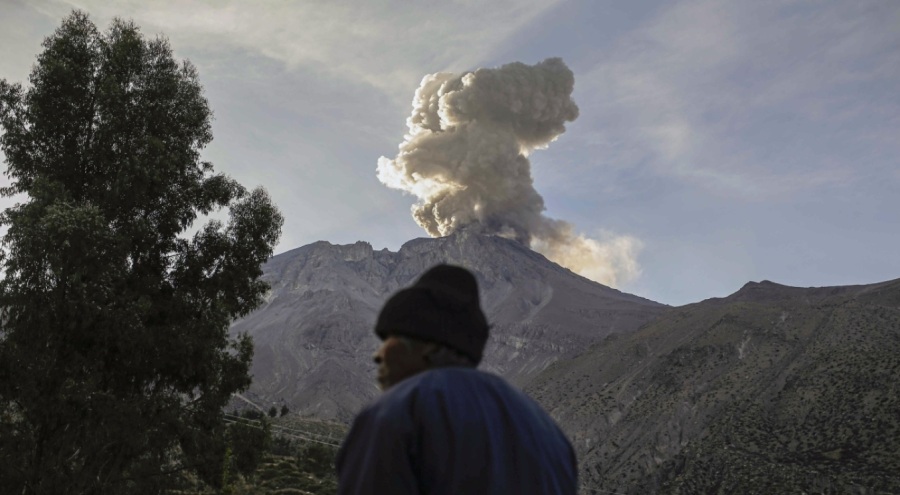 Ubinas Yanardağı patladı