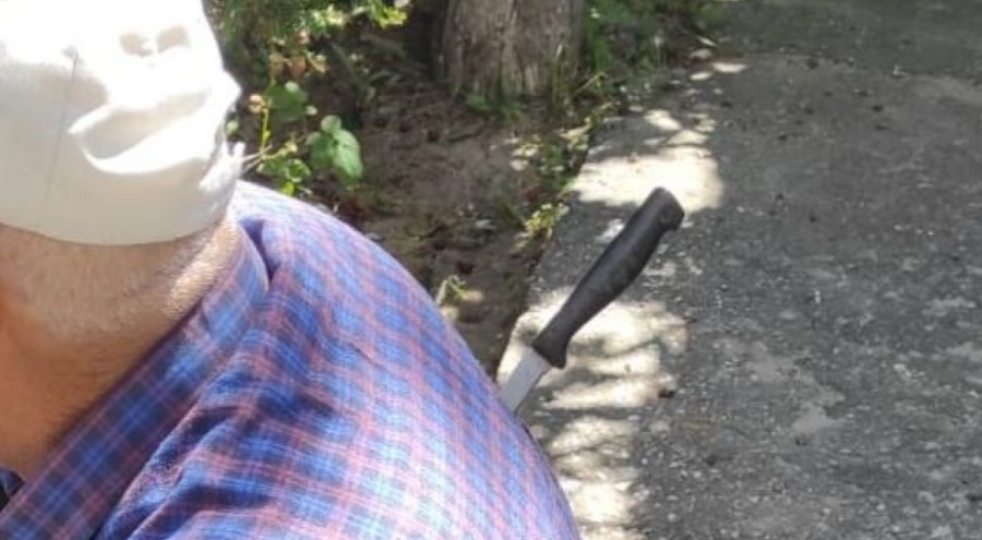 Sırtına saplanan bıçakla ambulans bekledi