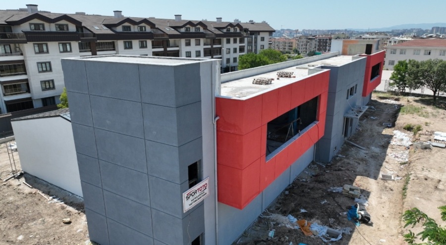 Bursa'da Emek Mahallesi'ndeki spor tesisi inşaatı devam ediyor