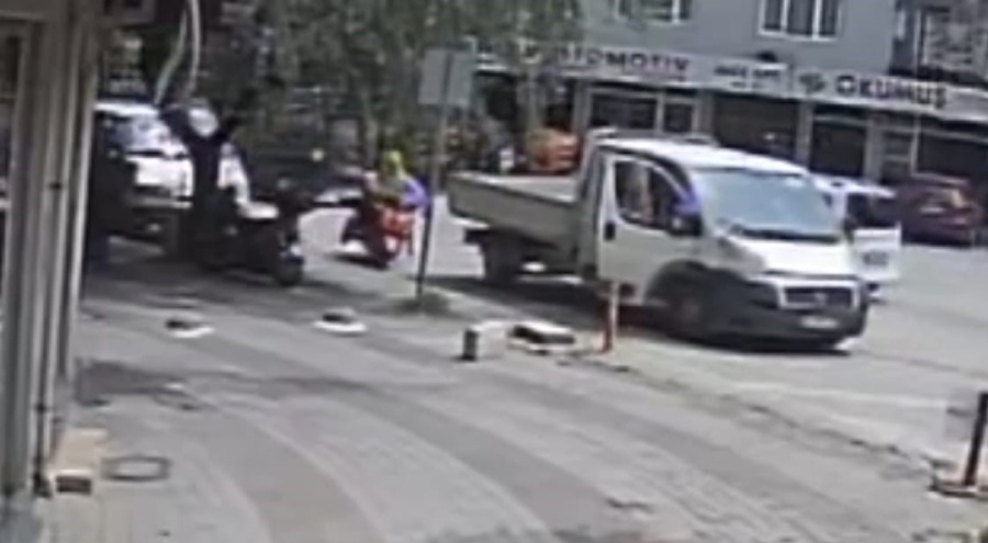 Bursa'da elektrikli bisiklet ile kamyonet çarpıştı! 3 yaralı
