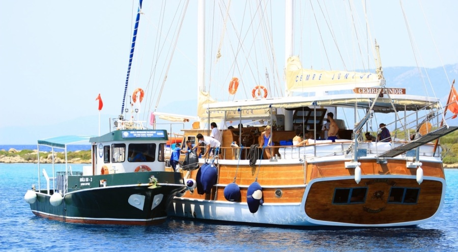 Muğla Büyükşehir Belediyesi denizlerden 250 bin litre pis su toplandı