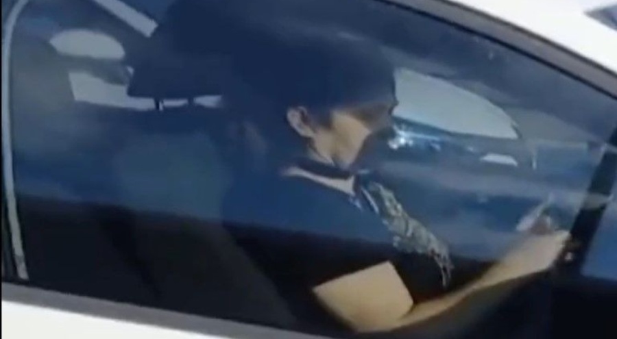 İstanbul'da bir kadın, araç sürerken örgü ördü