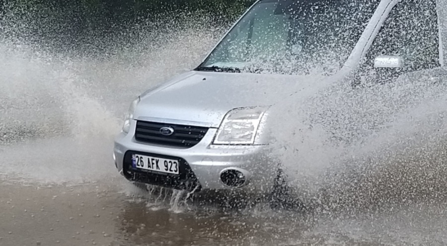Eskişehir'de gök gürültülü sağanak yağış