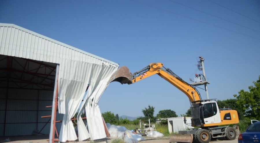 Bursa'da meyve ağaçları arasına inşa edilen depo yıkıldı