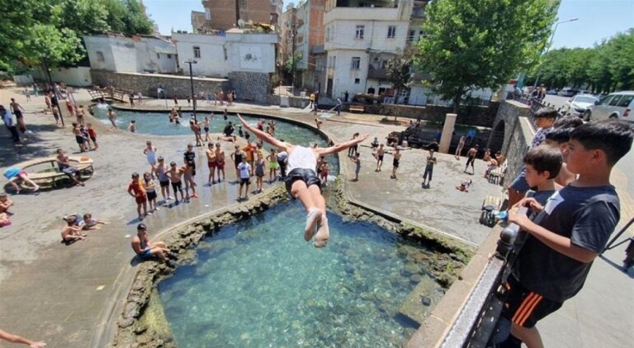 Termometreler 44 dereceye çıktı, çocuklar süs havuzlarına atladı