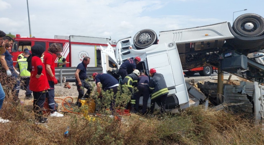 Devrilen demir sac yüklü tırın sürücüsü öldü
