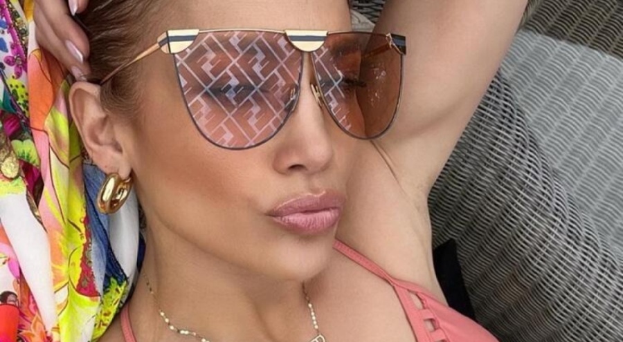 Jennifer Lopez genç kızlara taş çıkarttı