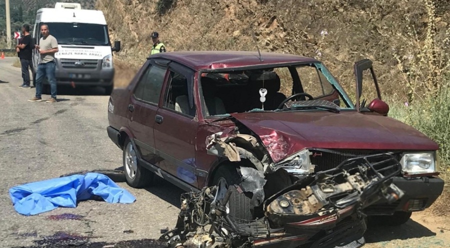 İzmir'de otomobille çarpışan motosikletli feci şekilde can verdi