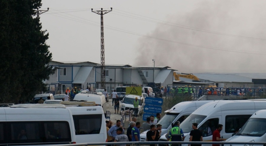 Adana'da bir polyester fabrikasının yatakhanesinde yangın çıktı: Yaralılar var!