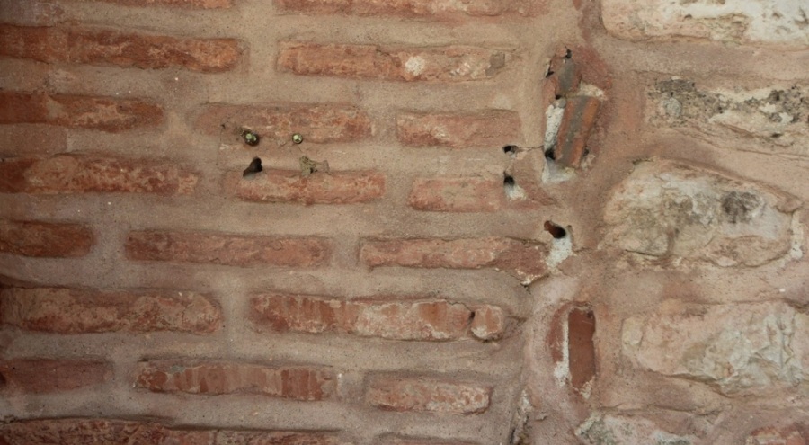 Bilecik'teki tarihi caminin duvarına gelişigüzel çivi çaktılar: Yapı tahrip oldu!