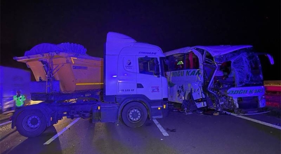 Anadolu Otoyolu'nda tır ile yolcu otobüsü çarpıştı: 18 kişi yaralandı