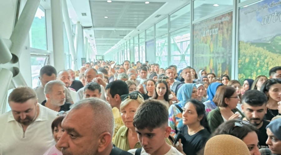 Sınır kapısında 'cep telefonu kayıt harcı zammı' yoğunluğu