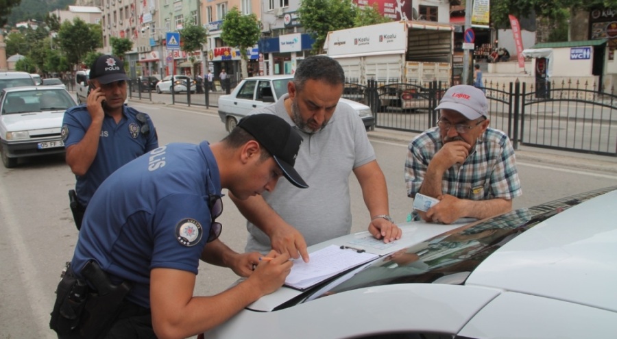 Sattığı kirazın parasını düşürdü, 10 bin TL'yi polisten tutanakla aldı