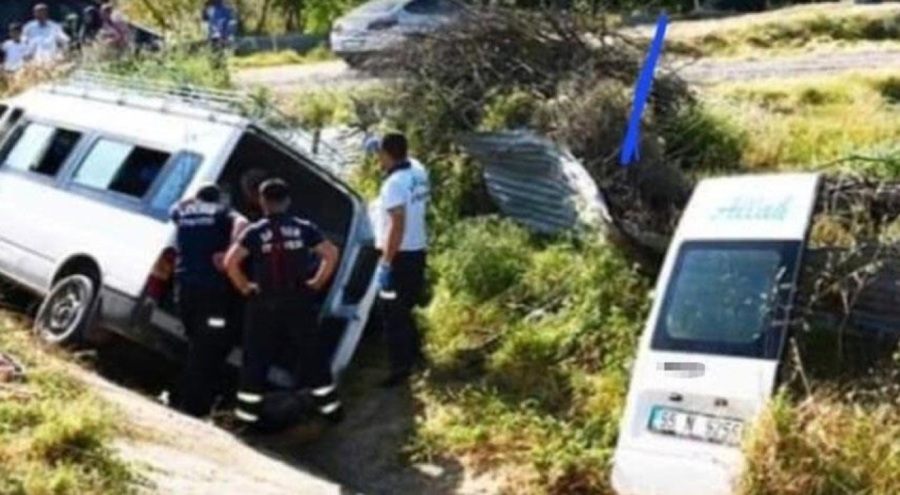 Samsun'da direksiyon hakimiyetini kaybeden minibüs sürücüsü aracıyla şarampole uçtu!