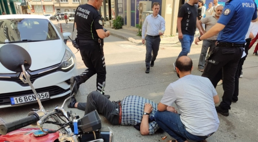 Bursa'da otomobil motosiklete çarptı: Bir kişi yaralandı