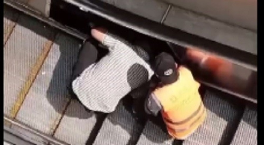 Yürüyen merdivene binen yaşlı adam merdiven boşluğuna düştü!