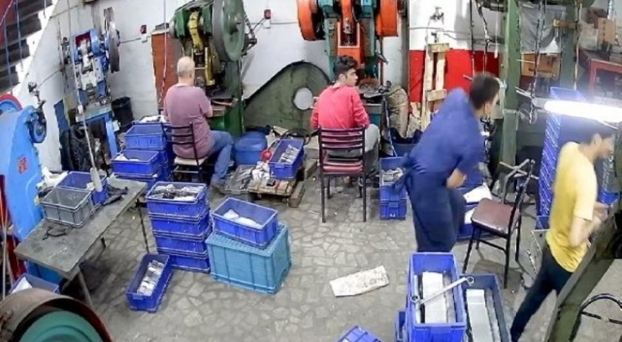 Atölyede çalışan işçi müzik dinleyen arkadaşını vurdu!