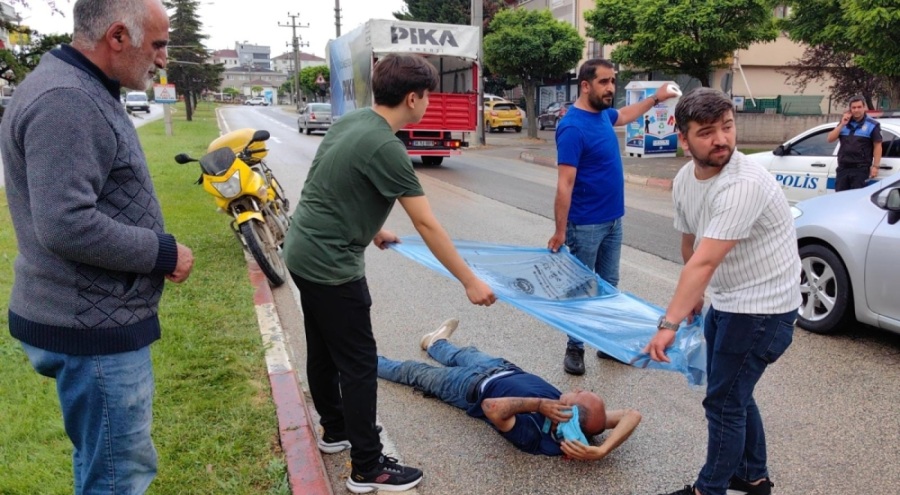 Motosikletten düşen PTT memurunun ıslanmaması için çabaladılar