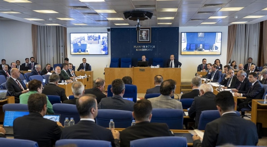 Memur maaşı düzenlemesi Komisyon'dan geçti