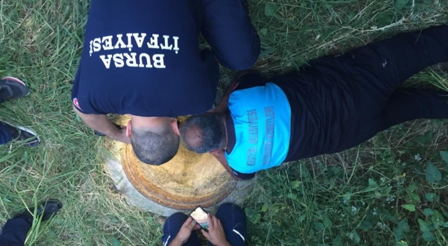 Bursa'da kuyuda mahsur kalan köpek kurtarıldı