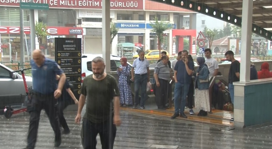 Bursalılar sağanak yağışa hazırlıksız yakalandı