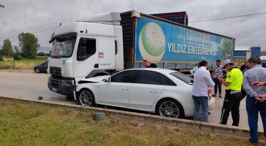 Bursa'da kontrolden çıkan tır 2 otomobile çarptı