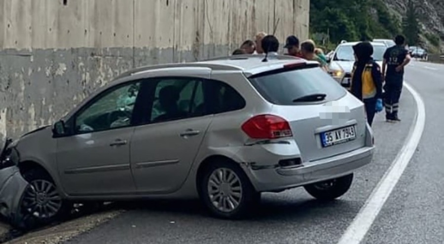 Bursa'da otomobil istinat duvarına çarptı! 3 yaralı var