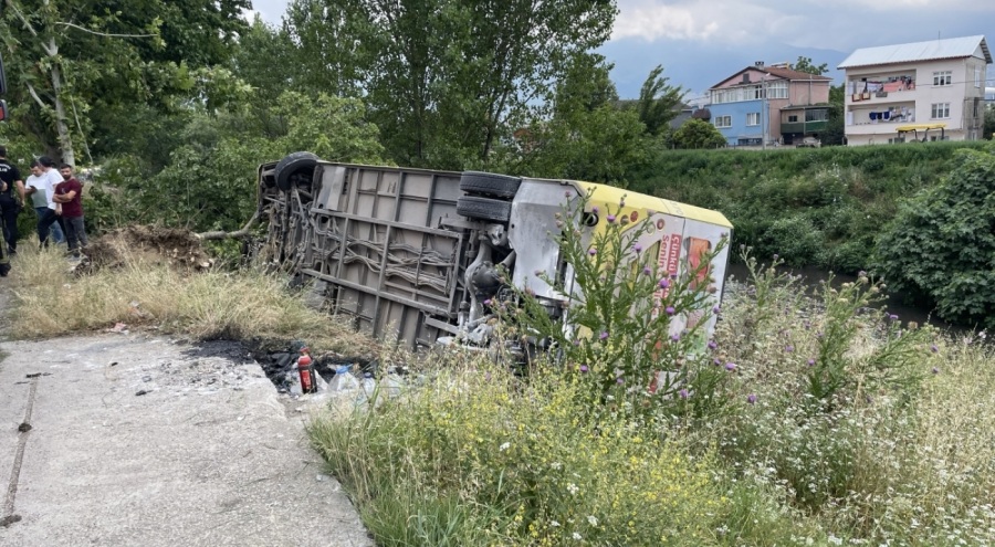 Bursa'da yolcu otobüsü kazası: Yan yatan otobüste 10 yaralı