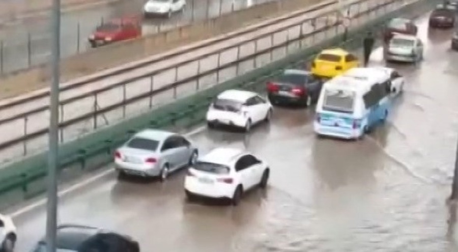 Bursa Yıldırım'da rögarlar taştı, yollar göle döndü
