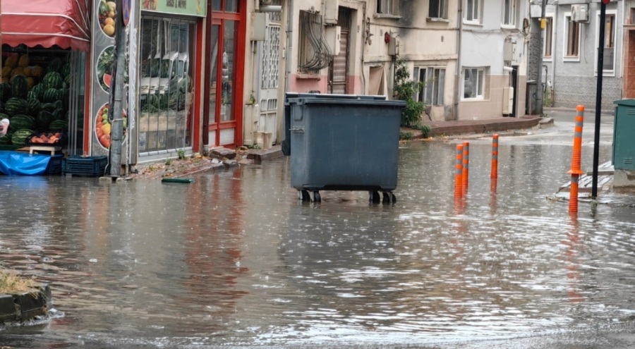 İnegöl'de sağanak yağış hayatı felç etti