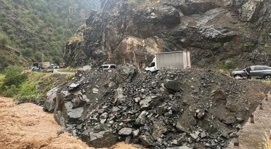 Artvin- Şavşat karayolunda heyelan, ulaşımı engelledi