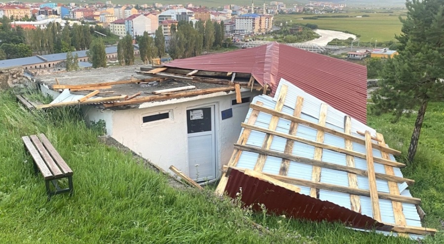 Ardahan'da fırtına: Çatılar uçtu!