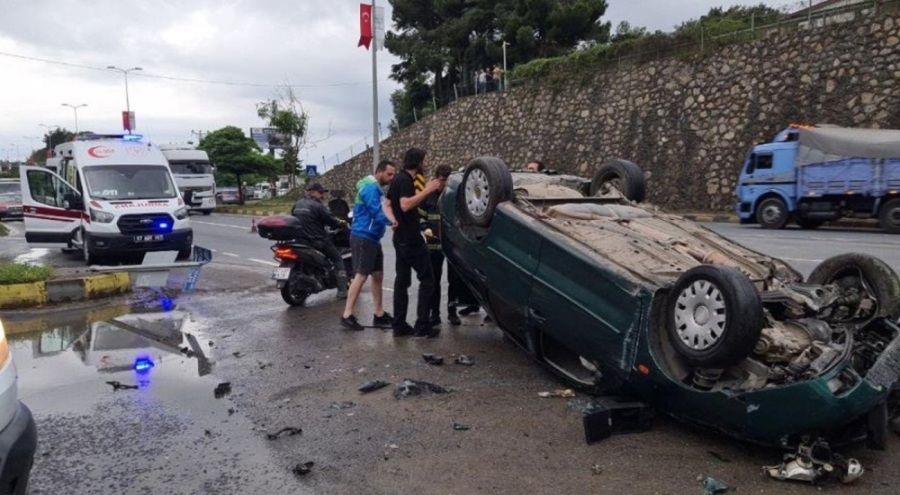 Otomobiliyle düz yolda takla attı: Yaralılar var!