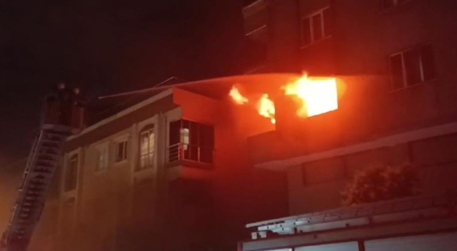 Küçükçekmece'de 6 katlı binada çıkan yangın korkuttu