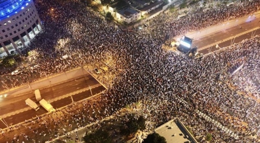 İsrail'de yüz binlerce kişi sokaklara döküldü