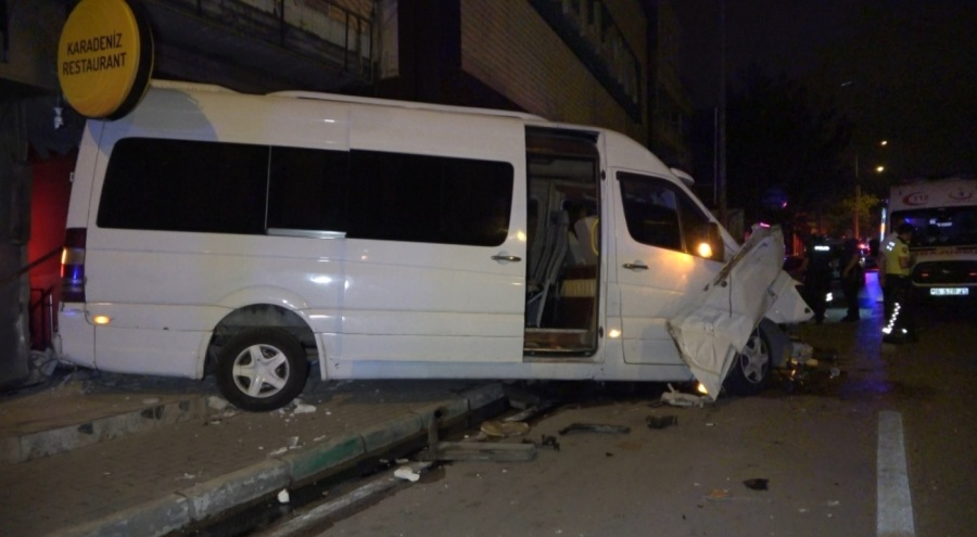 Bursa'da servis minibüsü restorana daldı! Ölü ve yaralılar var