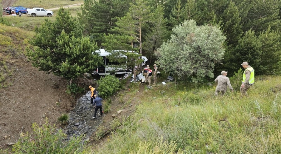 Düğünden dönen ailenin olduğu minibüs şarampole uçtu! 4 ölü