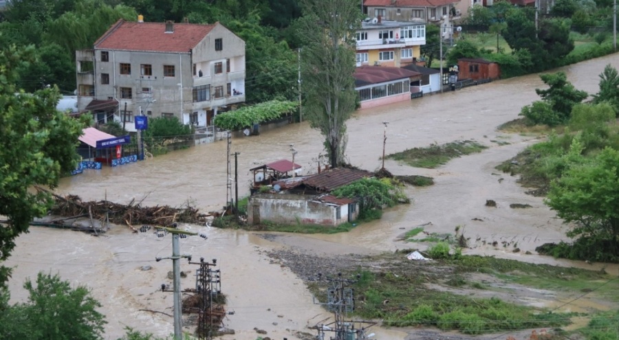 Sel Karadeniz'de hayatı felç etti