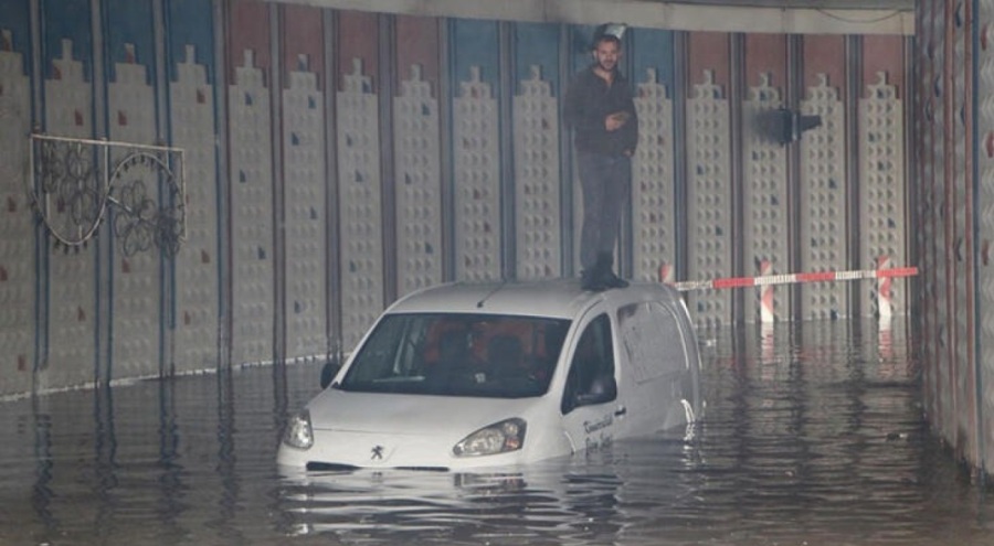 Erzurum da sağanak yağışa teslim oldu