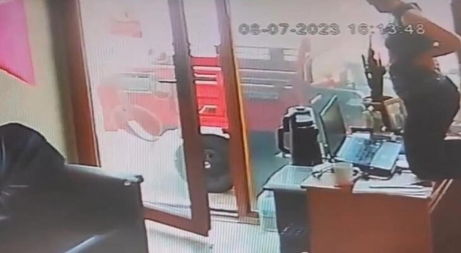 Çanakkale'de iş yerine yılan girdi