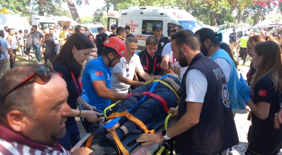 Kırkpınar'da korkutan anlar: Ağaç insanların üstüne devrildi