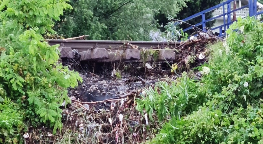 Zonguldak'ta  tren yolu raylarının zemini boşaldı